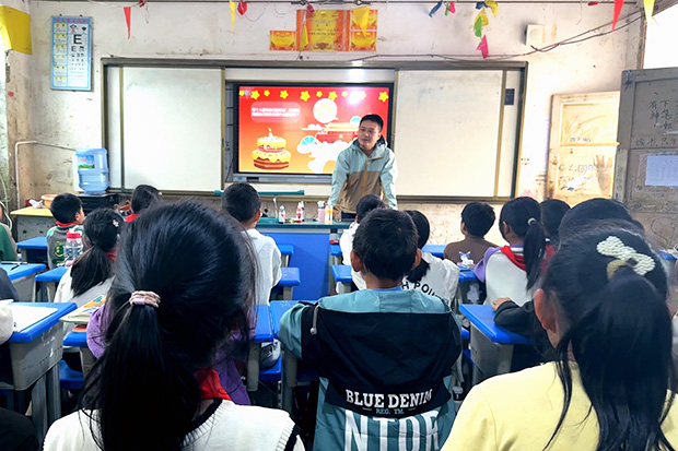 毕节烟厂驻村队员开展爱国教育主题活动